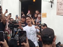 Afgan Pakai Kacamata Lagi, Digandrungi Fans Cewek di Blok M