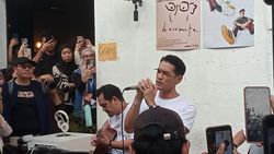 Afgan Pakai Kacamata Lagi, Digandrungi Fans Cewek di Blok M