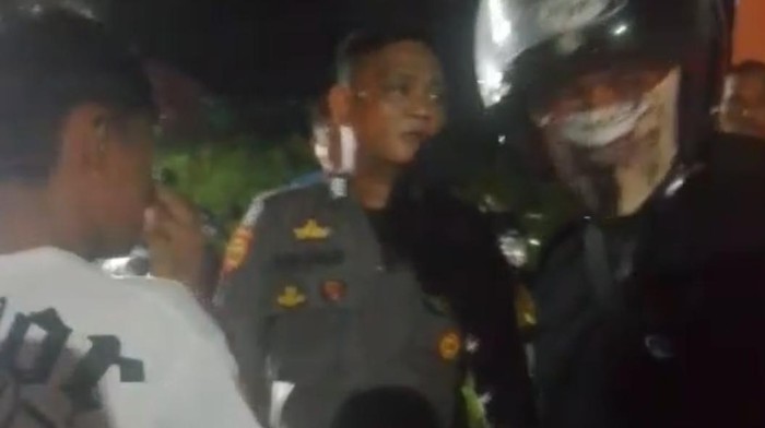 Oknum polisi di Luwu diduga memukul seorang remaja hingga memicu tawuran antarkelompok.