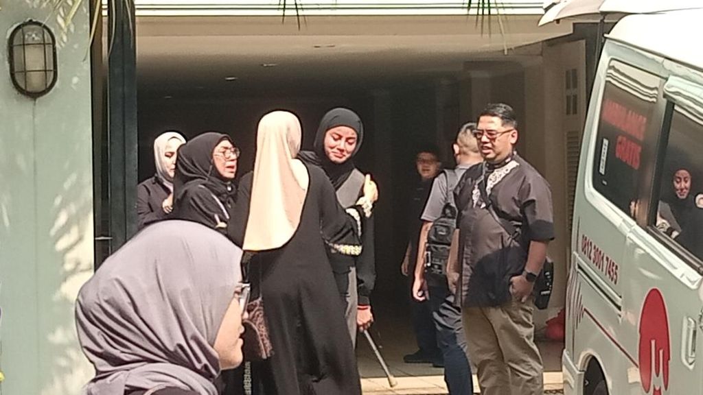 Olla Ramlan Pingsan, Pulang dari Luar Kota Dengar Kabar Ibunda Meninggal Dunia