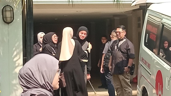 Muka sendu Olla Ramlan, ibunda meninggal dunia, Minggu (12/10/2025).