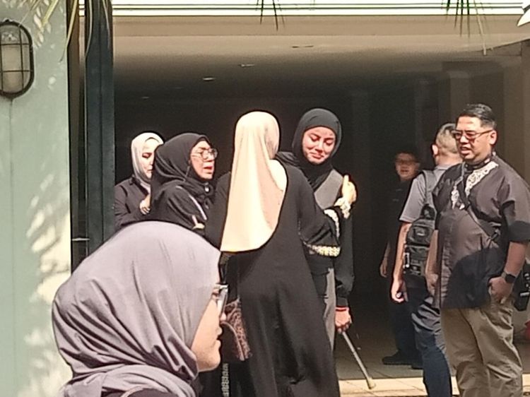 Tangis Olla Ramlan Dalam Pelukan Kerabat, Ibunda Menginggal Dunia