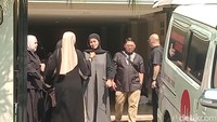 Olla dengan wajah sembab, menghampiri para pelayat. Olla yang baru pulang dari luar kota, sampai pingsan usai mendengar kabar ibunda meninggal. Foto: Muhammad Ahsan Nurrijal/detikcom