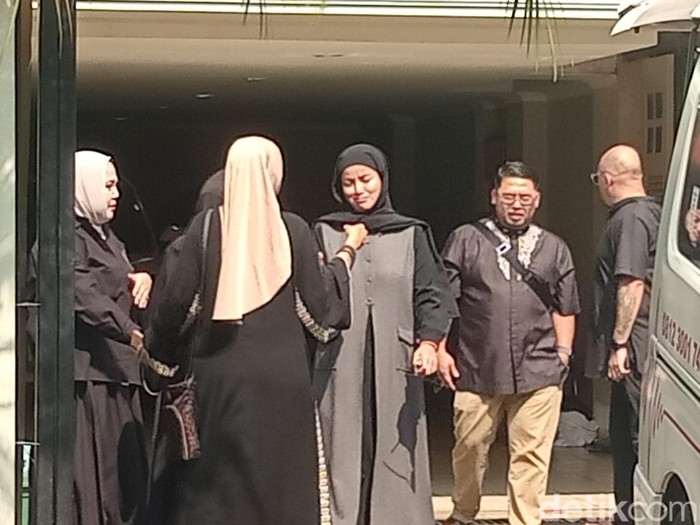 Olla Ramlan Tangis Olla Ramlan di rumah duka ibunda, di kawasan Pondok Indah, Jakarta Selatan, Minggu (!2/10/2025).