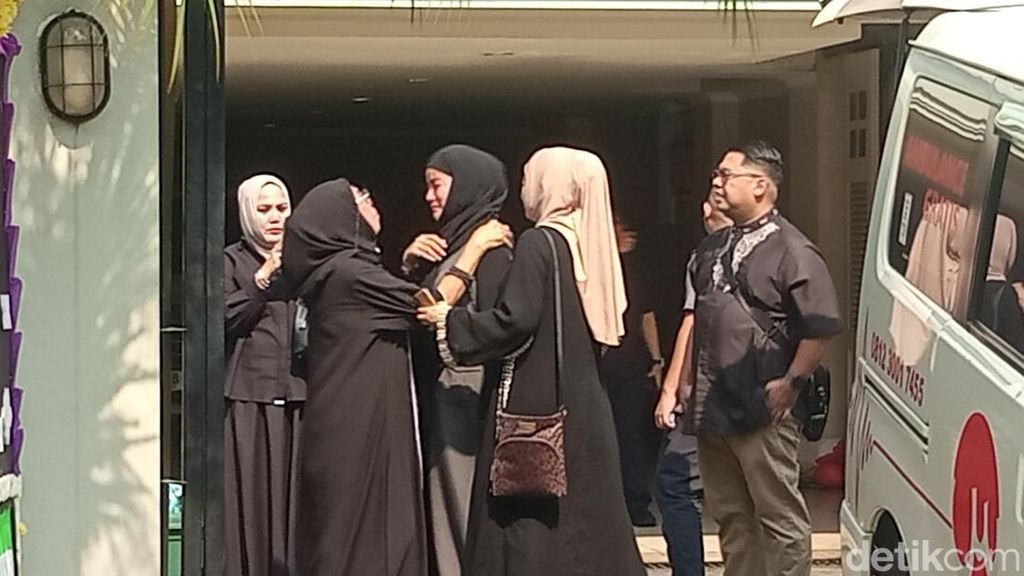 Video: Olla Ramlan Syok Sampai Pingsan Saat Tahu Ibunda Meninggal Dunia