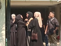 Olla Ramlan Pingsan Dengar Kabar Ibu Meninggal