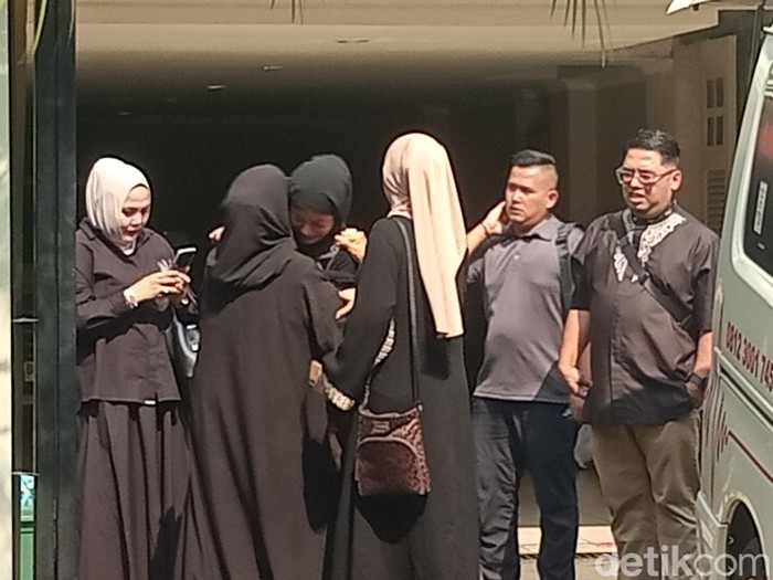 Tangis Olla Ramlan di rumah duka ibunda, di kawasan Pondok Indah, Jakarta Selatan, Minggu (!2/10/2025).