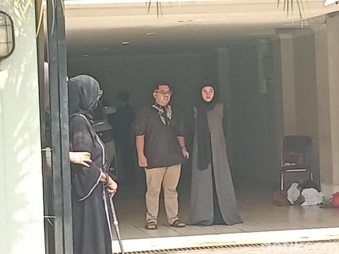 Tangis Olla Ramlan di rumah duka ibunda, di kawasan Pondok Indah, Jakarta Selatan, Minggu (!2/10/2025).