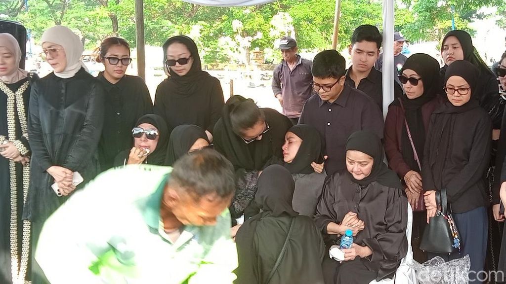 Video: Momen Olla Ramlan Pingsan saat Prosesi Pemakaman Ibunda