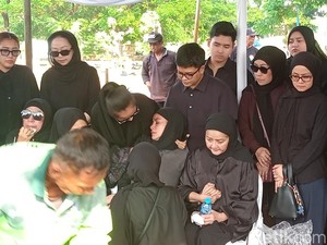 Olla Ramlan Tak Kuasa Menahan Duka Sampai Pingsan Lagi