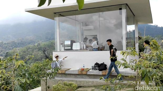 Ngopi santai sambil mengerjakan beberapa tugas.