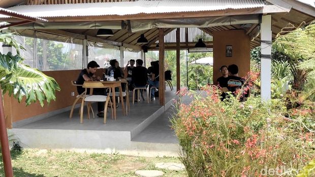Tempat ngopi dengan area duduk nyaman, memungkinkan pengunjung menikmati pemandangan dari berbagai sisi. (Agus Eka)