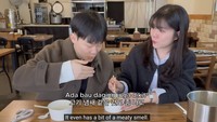 Pertama, Minjae (pria) dan Stella (wanita) mencicipi Indomie Mi Goreng Original hasil buatan mereka sendiri. Mereka bilang ada aroma mirip daging yang tercium. Foto: YouTube Koreander