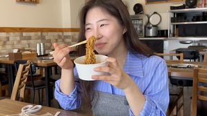 Orang Korea Cobain Indomie Rendang dan Soto Mie, Doyan atau Kapok?