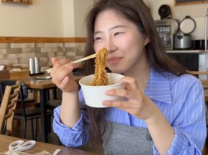 Orang Korea Cobain Indomie Rendang dan Soto Mie, Doyan atau Kapok?