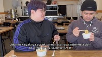 Keduanya terkesima dengan aroma jeruk nipis yang tajam pada varian ini. Soal rasa, ternyata menurut pria sebelah kiri, jeruk nipisnya jadi tak begitu kuat. Lidahku kayaknya cocok sama rasa-rasa Indonesia deh. Cocok banget malah! ujarnya. Foto: YouTube Koreander