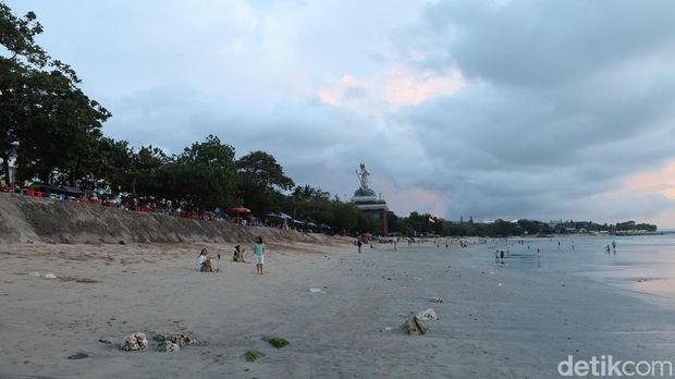 Tebing pasir bekas abrasi di sisi utara shelter kebencanaan Baruna di Pantai Kuta, Sabtu (11/10/2025). (Aryo Mahendro/detikBali).