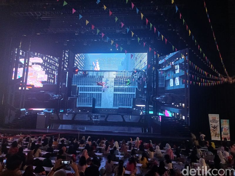 Para peserta lomba Pekan Seni Anak Pintar Indonesia 'terhipnotis' show di Trans Studio Cibubur