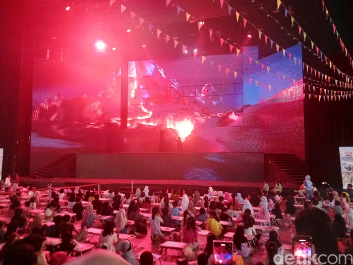 Para peserta lomba Pekan Seni Anak Pintar Indonesia terhipnotis show di Trans Studio Cibubur