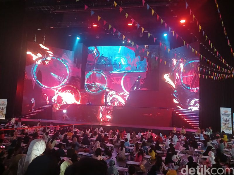 Para peserta lomba Pekan Seni Anak Pintar Indonesia 'terhipnotis' show di Trans Studio Cibubur
