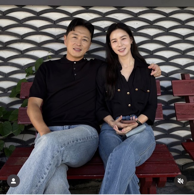 Park Si Eun dan Jin Tae Hyun mengumumkan pertunangan mereka pada Desember 2014. Keduanya menikah pada Juli 2015, setelah menjadi lawan main di drama Pure Pumpkin Flower. Foto: Dok. Instagram