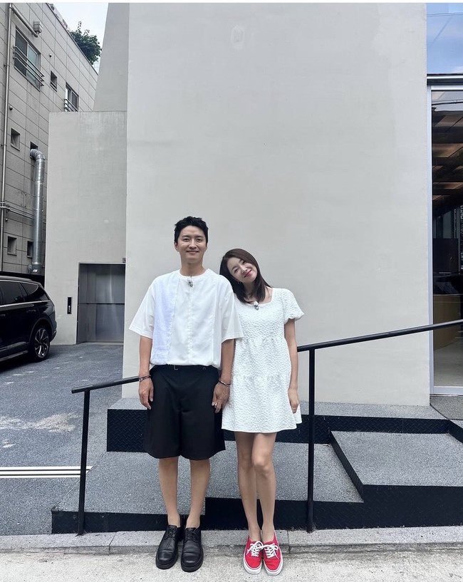 Mereka pernah bekerja sama di drama Aeja’s Older Sister, Minja (2008) dan Happy Ending (2012). Awalnya So Yi Hyun dan In Gyu Jin telah bersahabat sebelum terlibat dalam drakor yang sama. Keduanya menikah pada Oktober 2014. Foto: Dok. Instagram