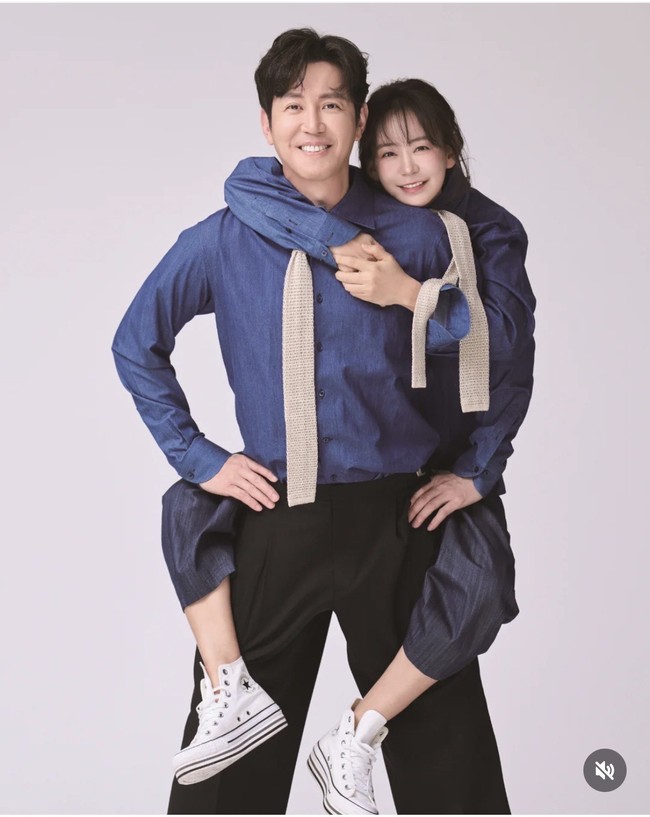 Choi Won Young dan Shim Yi Young adalah sepasang suami istri aktor dan aktris Korea Selatan, yang menikah pada tahun 2014 setelah bertemu dan menjadi cinlok saat bermain dalam drama yang sama, A Hundred Year Legacy. Keduanya kini telah memiliki dua anak perempuan. Foto: Dok. Instagram