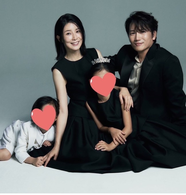 Mereka pertama kali bertemu pada tahun 2004 saat membintangi drama Save The Last Dance for Me. Setelah berpacaran selama enam tahun, Ji Sung melamar Lee Bo Young di Spanyol sebelum akhirnya menikah pada 2013. Foto: Dok. Instagram