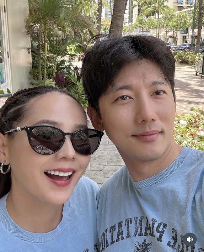 Ki Tae Young dan Eugene pertama kali bertemu di lokasi syuting drama tahun 2009 berjudul Creating Destiny. Setelah cinlok, keduanya menikah pada 2011, dan kini dikaruniai dua orang putri bernama Rohee dan Lorin. Foto: Dok. Instagram