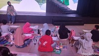 Para peserta sudah bersiap di arena lomba. Lomba mewarnai akan dimulai tepat pukul 12.00 WIB dengan durasi selama 90 menit. Foto: (Nograhany Widhi K/detikcom)
