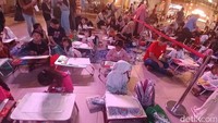 Peserta usia 3-6 tahun mendapatkan kertas mewarnai ukuran A4, sedangkan peserta usia 7-9 tahun mendapatkan kertas mewarnai ukuran A3. Peserta dilarang mewarnai dengan cat air hingga cat akrilik, hanya bisa pensil warna hingga crayon warna. Selain itu, 10 anak akan tampil dalam lomba menyanyi. Mereka akan memperebutkan hadiah total senilai jutaan rupiah. Acara ini digelar detikcom bersama Cerebrofort dari Kalbe Farma.  Foto: (Nograhany Widhi K/detikcom)