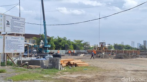 Proses pembangunan kantor baru wali kota di Jalan Gajah Mada, Jempong, Lingkar Selatan, Sekarbela, Kota Mataram.