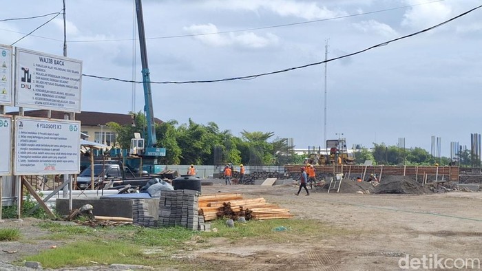 Proses pembangunan kantor baru wali kota di Jalan Gajah Mada, Jempong, Lingkar Selatan, Sekarbela, Kota Mataram.