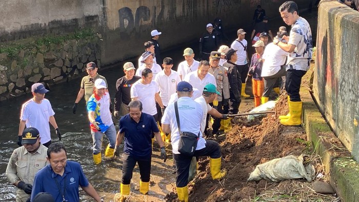 Menteri LH hingga Pemkot Depok bersih-bersih Sungai Cipinang
