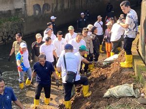 Menteri LH Bersih-bersih Sungai Cipinang Bareng Pemkot Depok