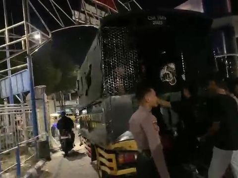 Polisi Sebut Penonton Dipulangkan usai Konser Musik di Kusuma Bangsa Surabaya Dibubarkan