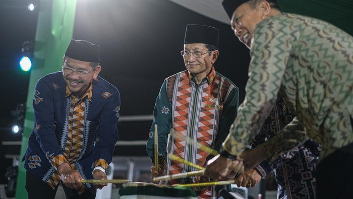 Menteri Agama Nasaruddin Umar (tengah) didampingi Dirjen Bimas Islam Kemenag Abu Rokhmad (kiri) dan Gubernur Sultra Andi Sumangerukka (kanan) memukul gendang bersama saat pembukaan Seleksi Tilawatil Qur'an dan Hadis (STQH) di Kendari, Sulawesi Tenggara, Sabtu (11/10/2025). Ajang STQH Nasional XXVIII Tahun 2025 yang berlangsung mulai 12-17 Oktober 2025 ini mempertandingkan enam cabang lomba yakni Tilawatil Anak-anak dan Dewasa, Hafalan Al Quran 1 dan 5 Juz serta Tilawah, Hafalan Al Quran 10 dan 20 Juz, Hafalan Al Quran 30 Juz dan Tafsir Bahasa Arab, Hafalan 100 Hadis dan 500 Hadis, serta Karya Tulis Ilmiah Hadis (KTIH). ANTARA FOTO/Andry Denisah/agr