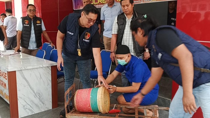 Polres Muara Enim mengejar konferensi pers pelaku pembunuhan yang buron selama setahun