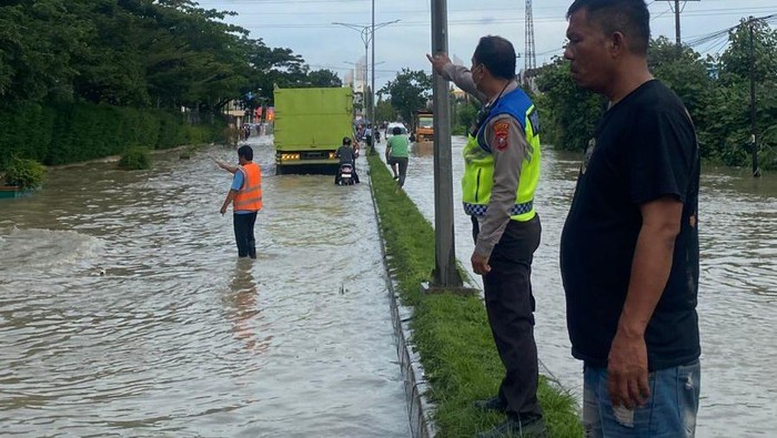 Penampakan banjir penyebab macet di depan Mapolda Sumut (Foto: Dok. Satlantas Polrestabes Medan)