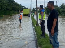 Jalan di Depan Mapolda Sumut Tak Bisa Dilewati gegara Banjir