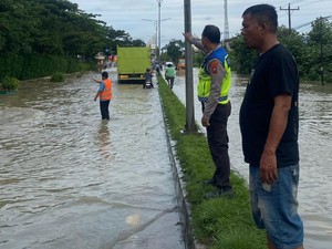Jalan di Depan Mapolda Sumut Tak Bisa Dilewati gegara Banjir