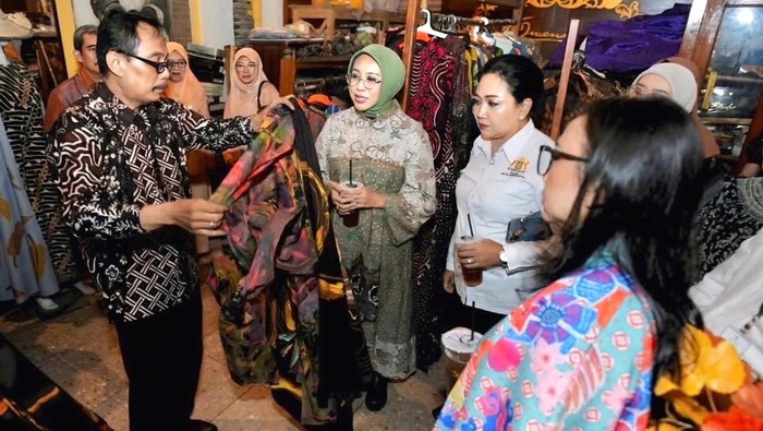 Penasihat I Dharma Wanita Persatuan (DWP) Kementerian Sosial, Fatma Saifullah Yusuf