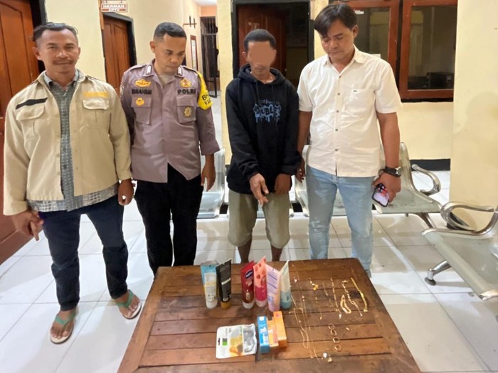 Pelaku SH (41) ditangkap polisi dan bersama dengan sejumlah barang bukti hasil curiannya pada Sabtu (11/10/2025).