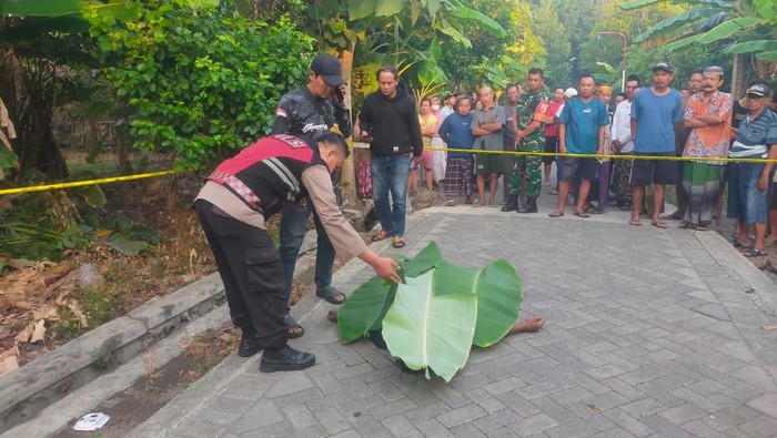Petugas di TKP lokasi penemuan mayat Suyadi di jalan Desa Kedungboto, Kecamatan Porong, Sidoarjo