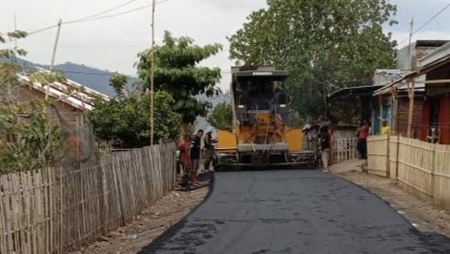 Pengaspalan salah satu ruas jalan di Kabupaten Bima yang menggunakan APBD 2025. (Dok. Dinas PUPR Kabupaten Bima)