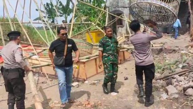 Puluhan personel gabungan TNI-Polri mendatangi arena judi sabung ayam Dusun Rohwali, Desa Gunungsari, Beji, Pasuruan. Petugas melakukan pembersihan barang dan alat judi sabung ayam