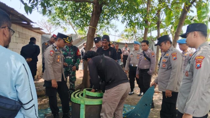 Puluhan personel gabungan TNI-Polri mendatangi arena judi sabung ayam Dusun Rohwali, Desa Gunungsari, Beji, Pasuruan. Petugas melakukan pembersihan barang dan alat judi sabung ayam