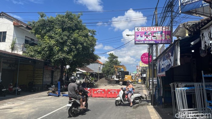 Penutupan Jalan Gunung Batukaru, Denpasar, akibat adanya pemasangan alat saluran air, Minggu (12/10/2025).