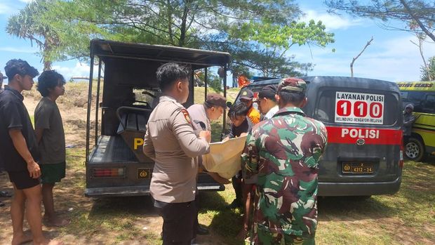 Petugas gabungan melakukan evakuasi salah satu korban hanyut di pantai Modangan