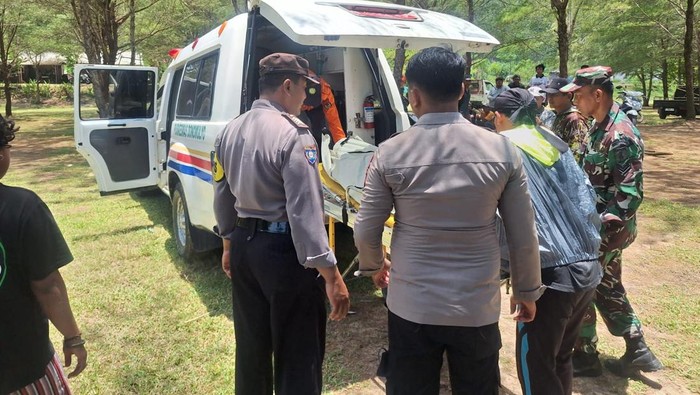 Petugas gabungan melakukan evakuasi salah satu korban hanyut di pantai Modangan